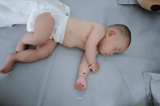 吐鲁番孕妇肚子一跳一跳